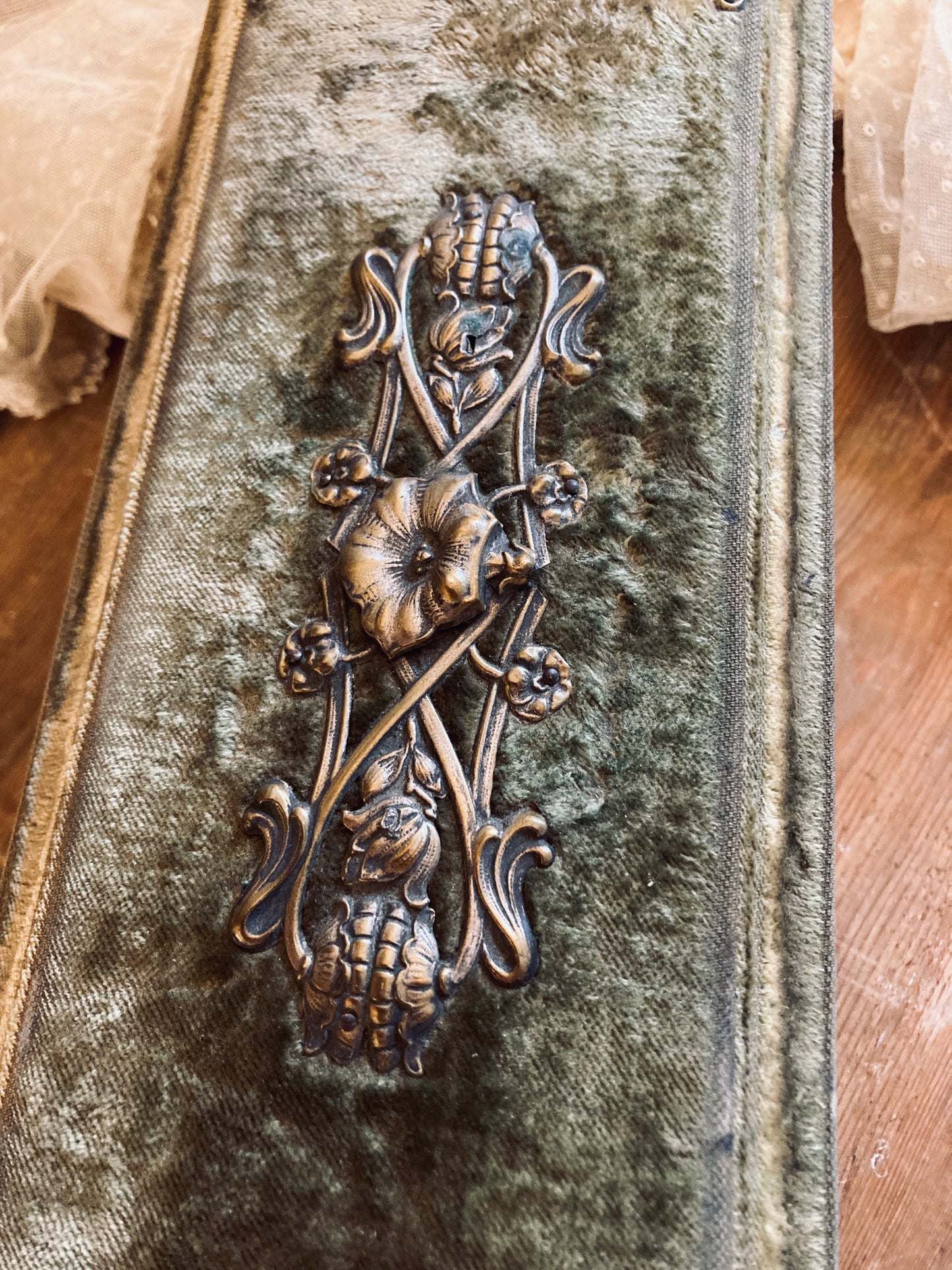 Victorian velvet jewellery box.