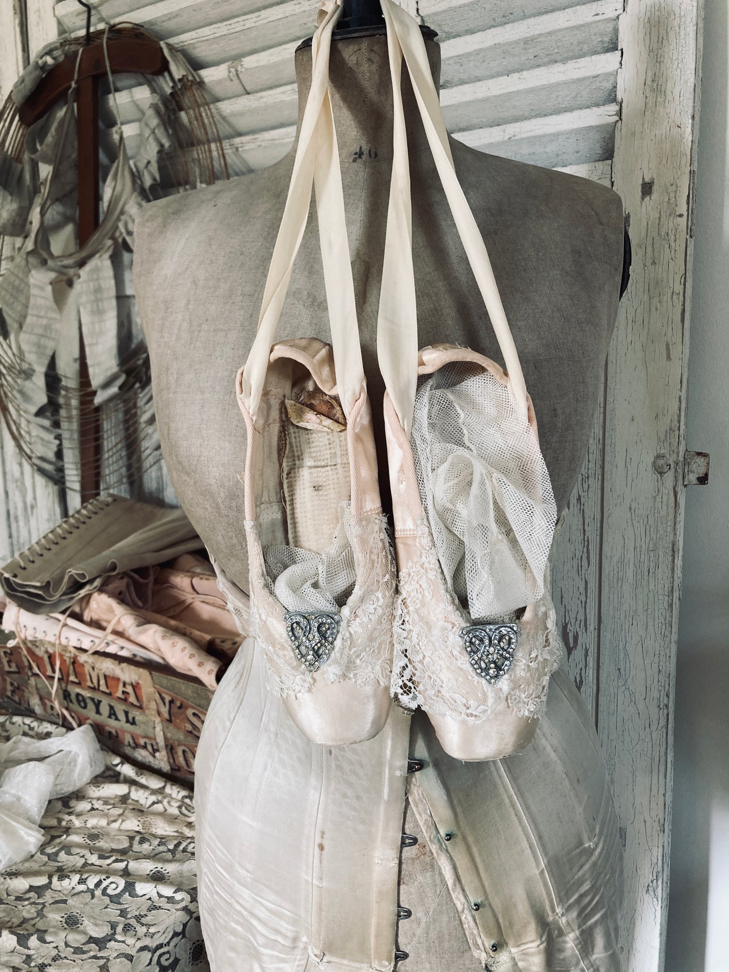 Old Ballet pointes embroidered pointes