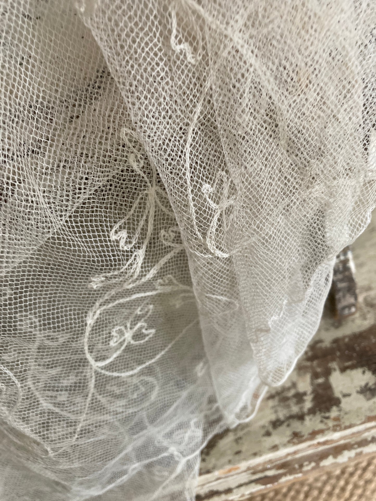 Fine tulle lace veil