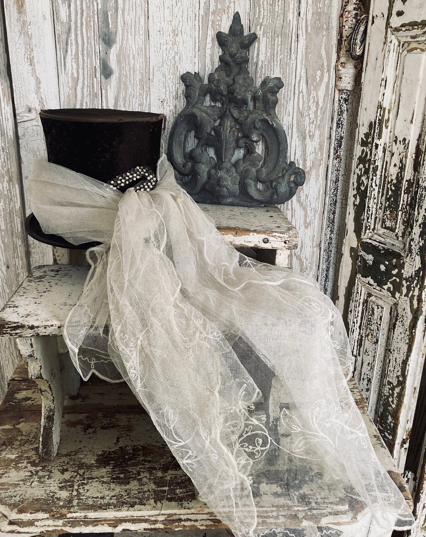 Fine tulle lace veil