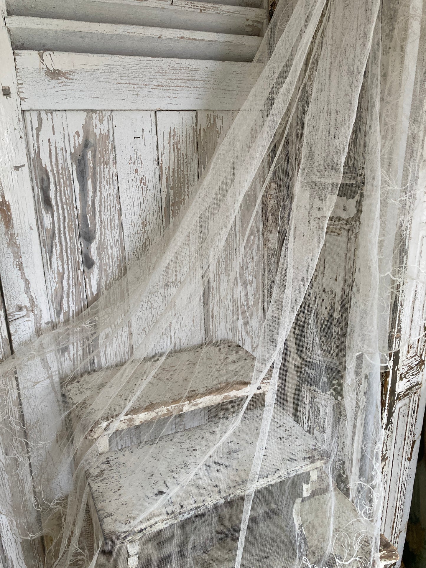 Fine tulle lace veil