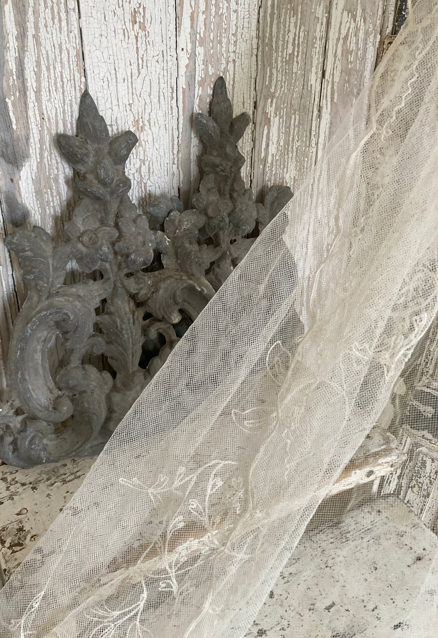 Fine tulle lace veil