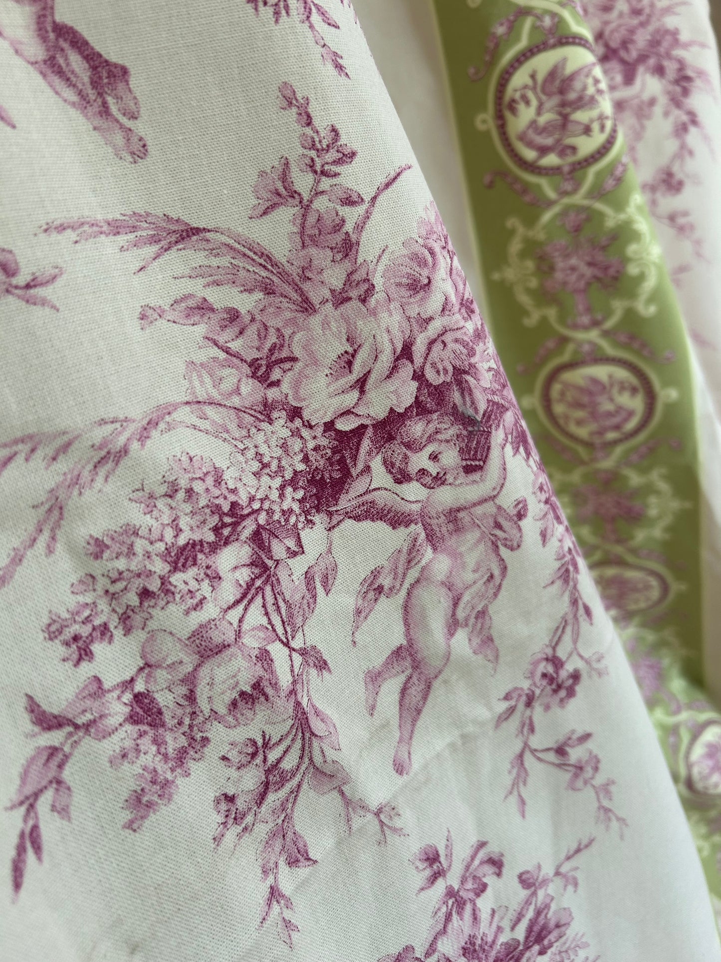Massive panel of toile de jouy.