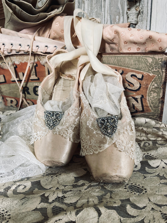 Old Ballet pointes embroidered pointes