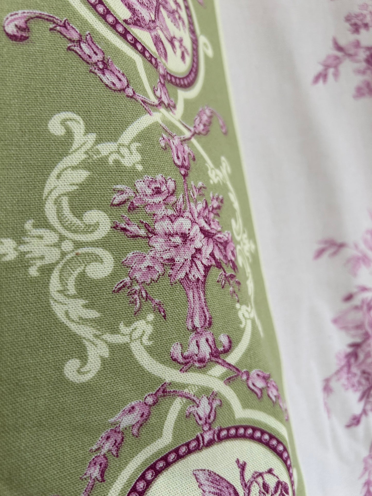 Massive panel of toile de jouy.