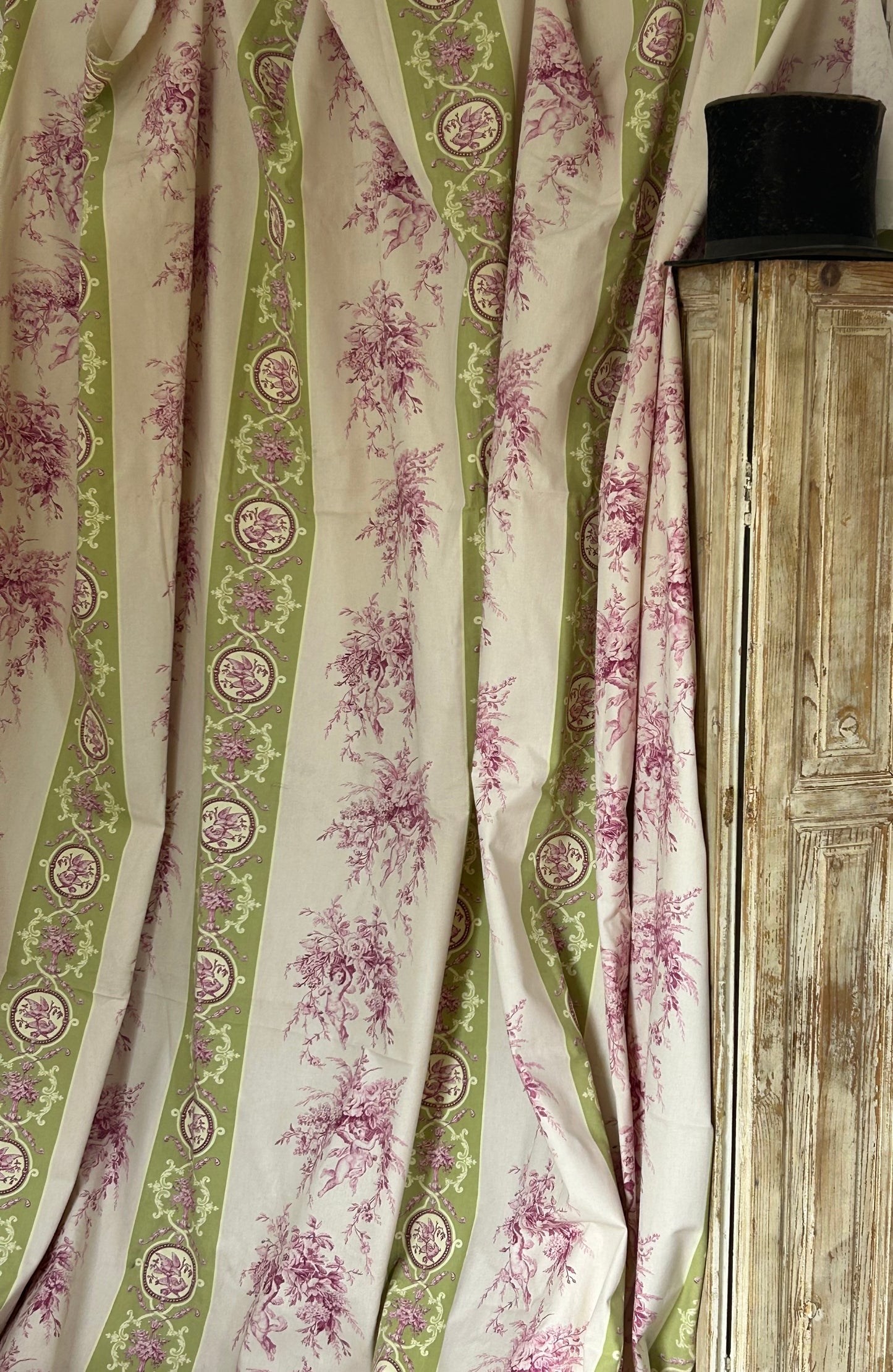 Massive panel of toile de jouy.