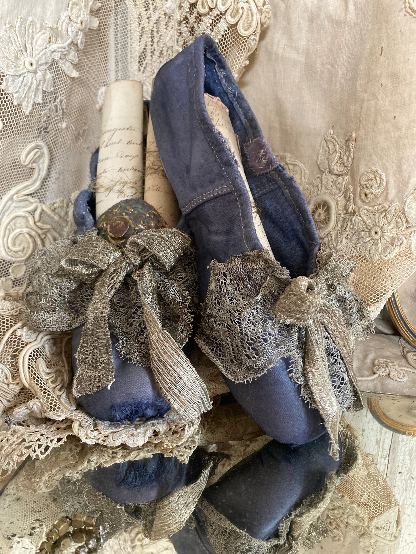 Ballet pointes french wirework trims.